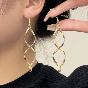 Elegant Gold Twisted Earrings